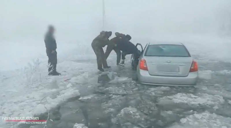 «Ласетти» застрял в ледяной луже огромных размеров в Ташобласти. На помощь водителю пришли спасатели. Видео  