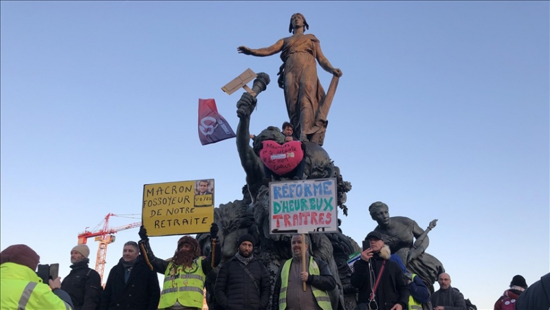 В Париже молодежь протестовала против пенсионной реформы
