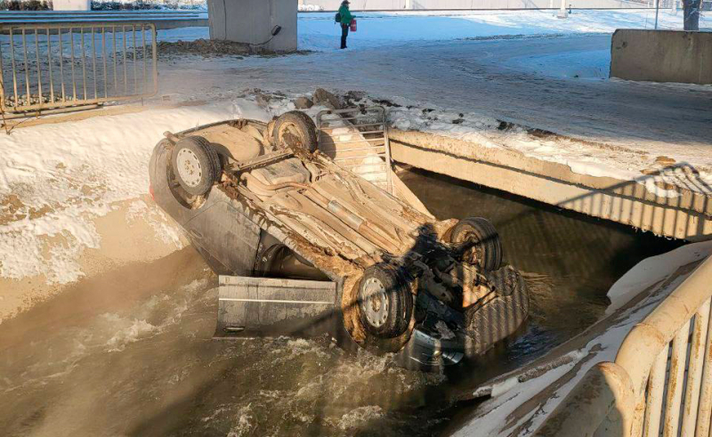 В Ташкенте автомобиль из-за гололеда вылетел в канал. Видео 