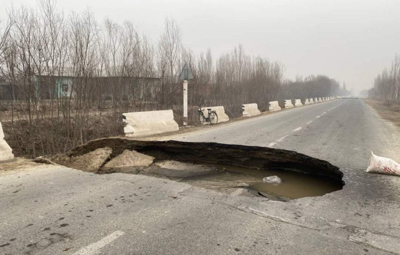На трассе в Ферганской области автомобиль Nexia провалился в огромную яму 