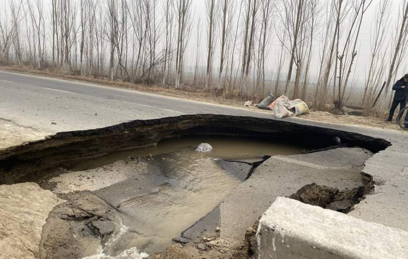 На трассе в Ферганской области автомобиль Nexia провалился в огромную яму 