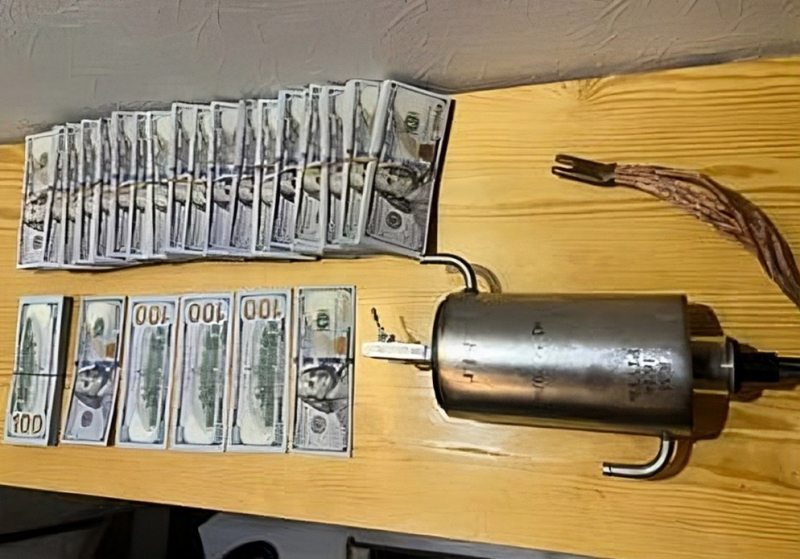 В Самарканде трое мужчин пытались продать за $1 млн самодельные радиоактивные приборы, выдавая их за военное оборудование