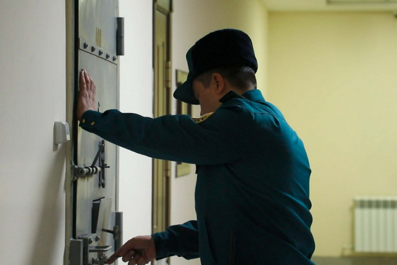 В Ташкенте задержали мужчину, который разбивал окна у припаркованных автомобилей