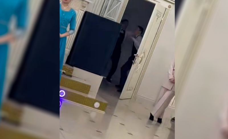 Два молодых официанта покорили Интернет своим забавным танцем. Видео