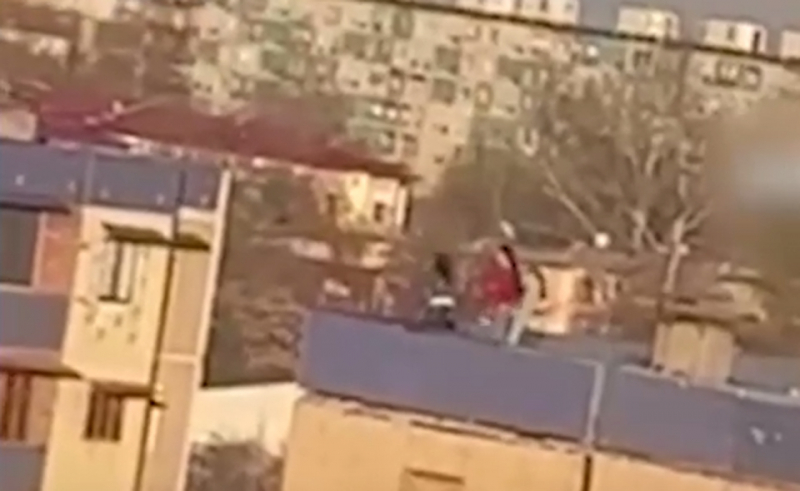 Три школьницы в Ташкенте забрались на многоэтажку, чтобы сделать красивые селфи на краю крыши 
