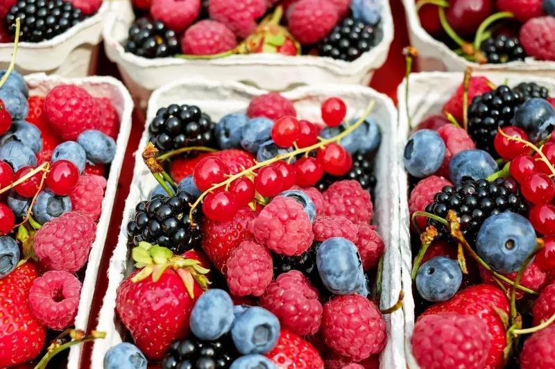 В этих ягодах и фруктах содержится меньше всего сахара