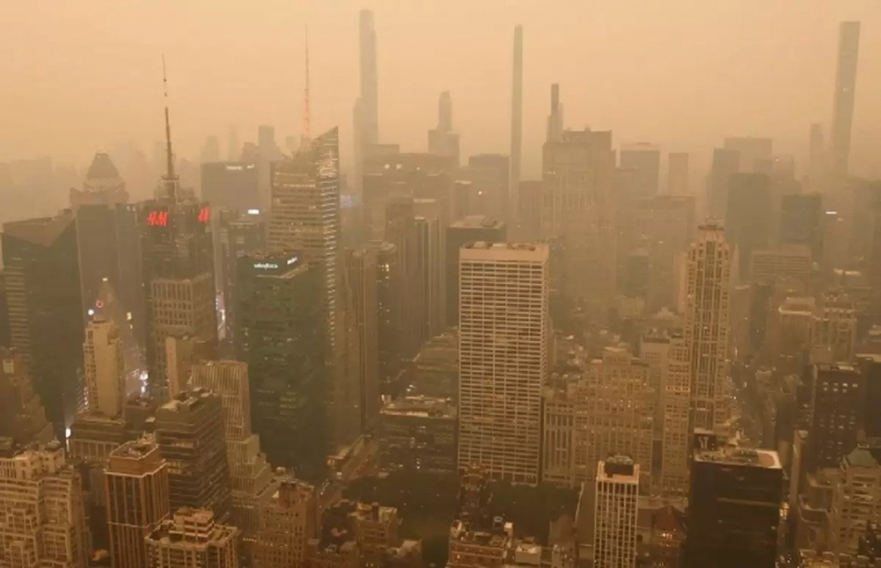 Оранжевый туман накрыл Нью-Йорк из-за пожаров в Канаде