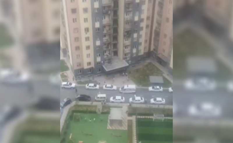 Шесть пассажиров рухнувшего вниз лифта в Ташкенте получили переломы ног. Многоэтажка была сдана в эксплуатацию с неисправными лифтами 