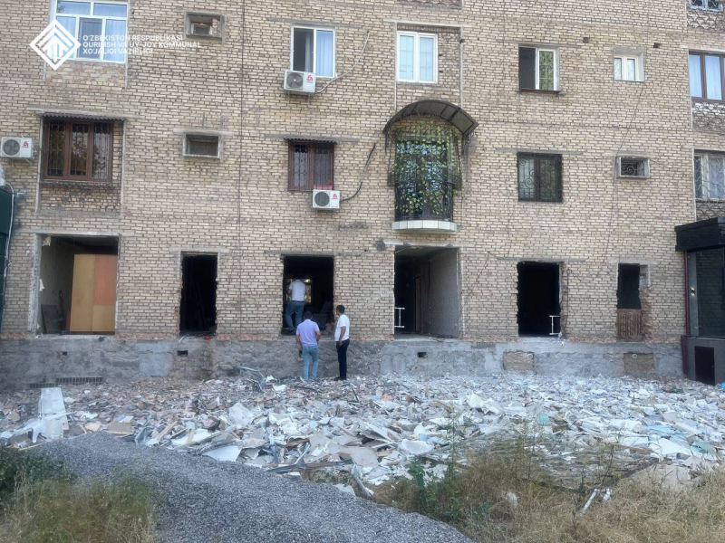 В центре Ташкента начали массово сносить пристройки на первых этажах многоэтажек. Чиновники заявили, что они незаконные 