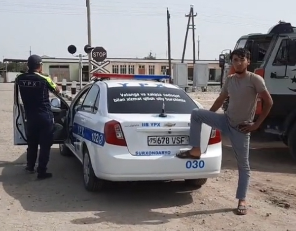 В Узбекистане отправили под арест очередного тиктокера. Чтобы показать свою крутость, он поставил ногу на автомобиль ДПС  