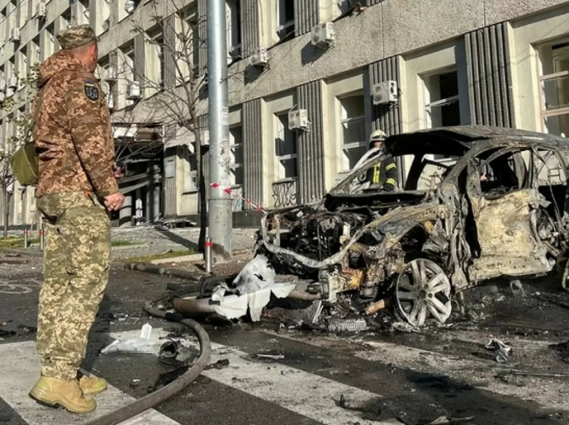 На территории детской больницы в Киеве упали обломки ракеты