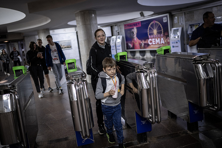 В Харькове школьников обучают в метро (фото)