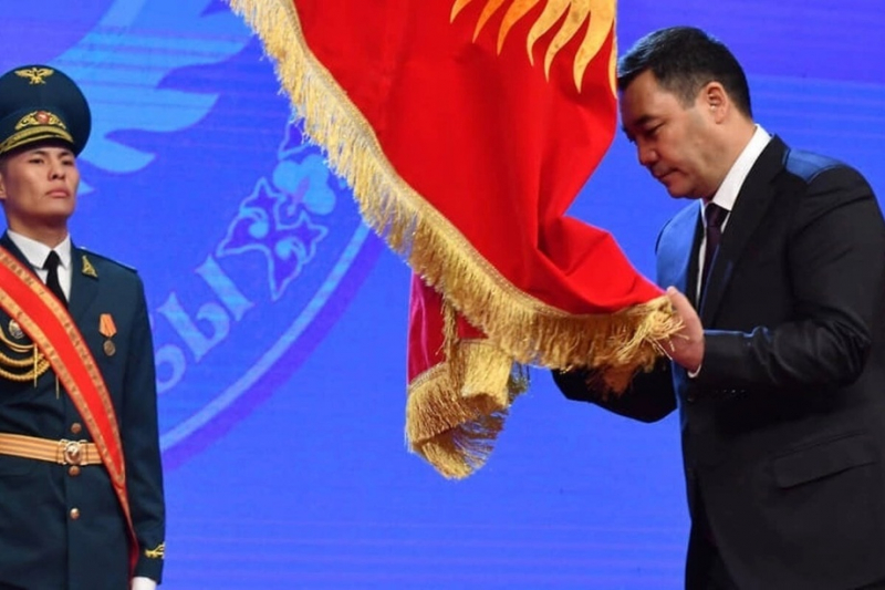 Кыргызстанцы атаковали Instagram-аккаунт президента из-за изменения флага