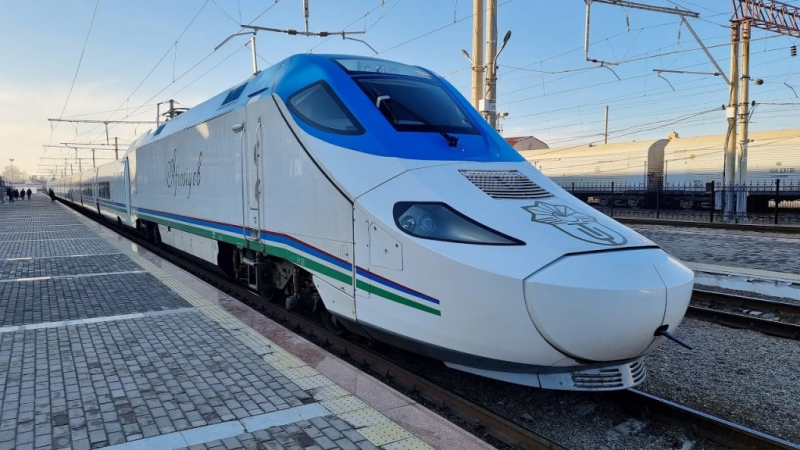 Железнодорожники запускают дополнительные рейсы «Афросиаба» между Ташкентом и Самаркандом