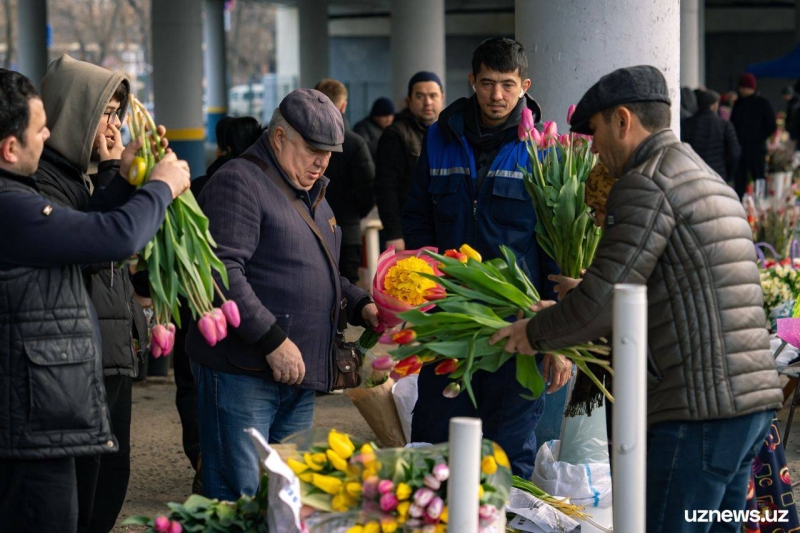 Как мужчины Ташкента готовились к 8 марта. Фоторепортаж