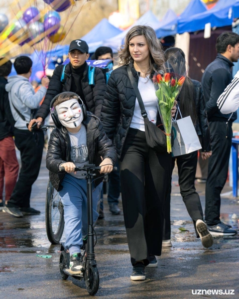 Как мужчины Ташкента готовились к 8 марта. Фоторепортаж