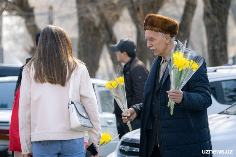 Как мужчины Ташкента готовились к 8 марта. Фоторепортаж