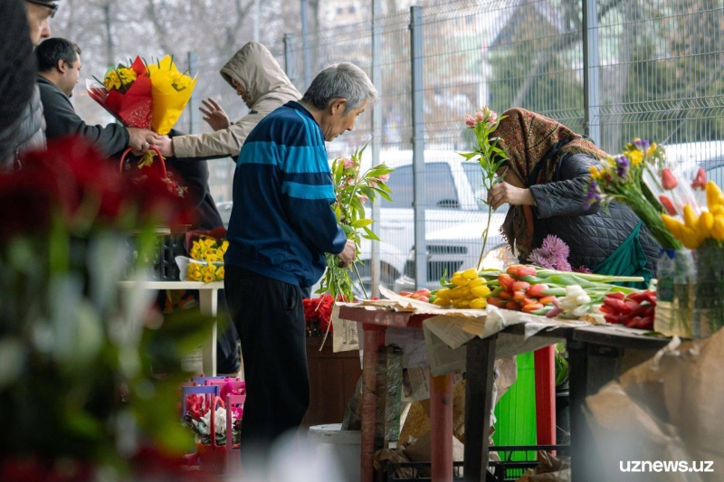 Как мужчины Ташкента готовились к 8 марта. Фоторепортаж