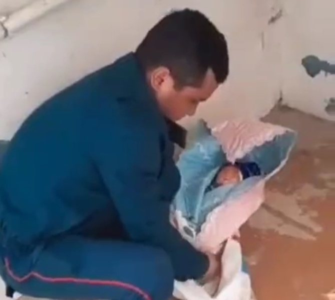 Каршинской больнице подбросили младенца в пакете. Видео