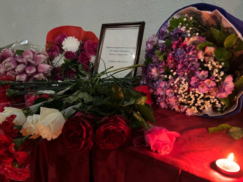 Ташкентцы несут цветы к посольству России в Узбекистане. Видео