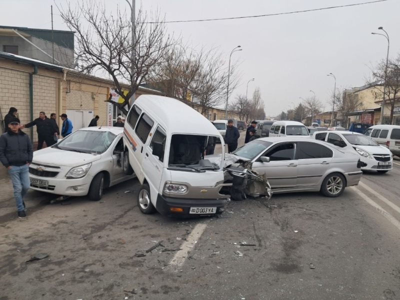 В Самарканде столкнулись три автомобиля