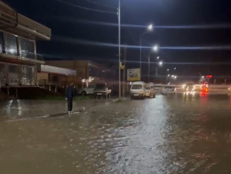 В Сурхандарьинской области паводки размыли дороги и смыли автомобили. Видео