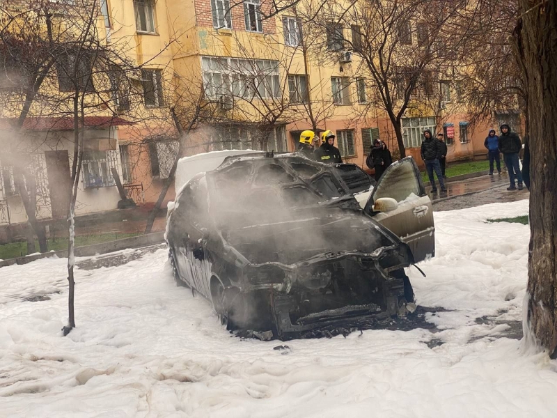 В Ташкенте загорелся автомобиль Lacetti