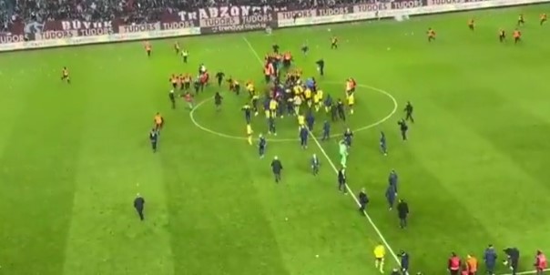 В Турции произошла массовая потасовка между футболистами и болельщиками