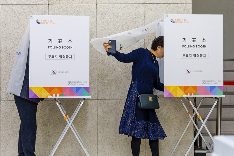 Экзитполы показывают разгром правящего лагеря на парламентских выборах в Южной Корее