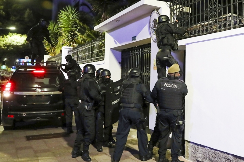 Мексика приостановила дипотношения с Эквадором после штурма посольства