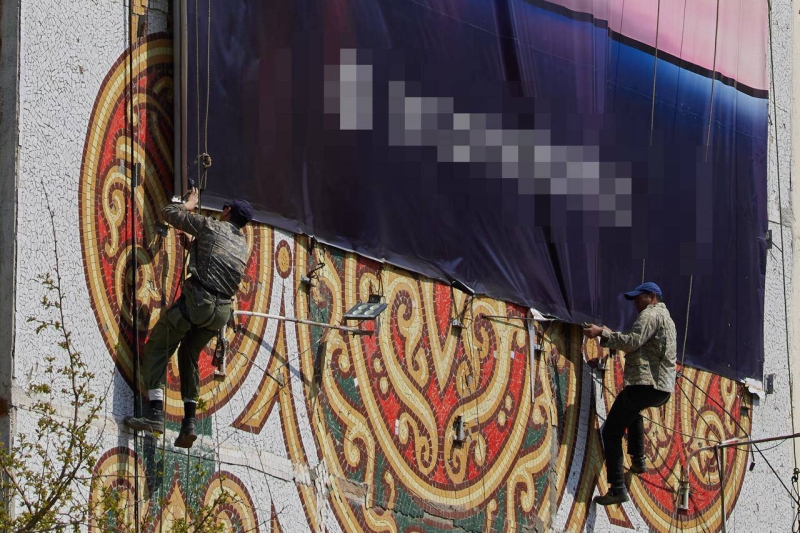 В Ташкенте демонтируют рекламные баннеры со зданий с мозаиками
