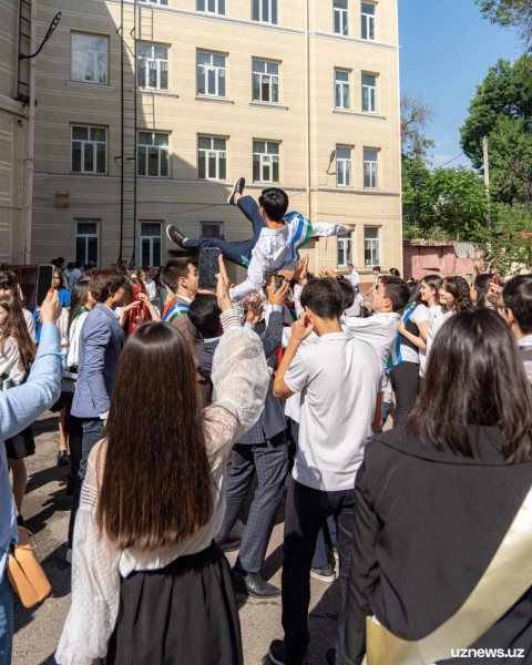 «Последний звонок» прозвенел в школах Узбекистана – фоторепортаж