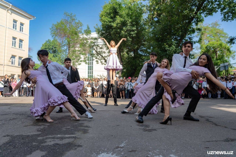 «Последний звонок» прозвенел в школах Узбекистана – фоторепортаж