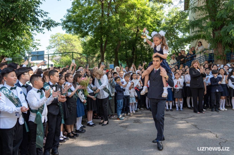 «Последний звонок» прозвенел в школах Узбекистана – фоторепортаж