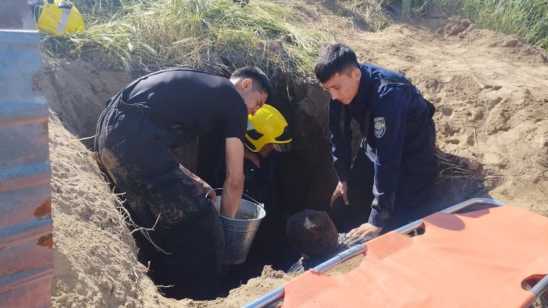 Сотрудники МЧС спасли человека, которого завалило землей при выкапывании могилы
