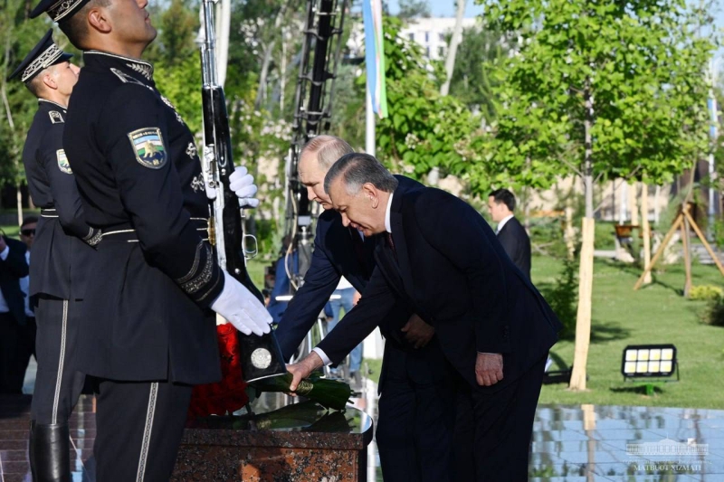 Владимир Путин и Шавкат Мирзиёев посетили мемориальный комплекс «Парк Победы» — фото