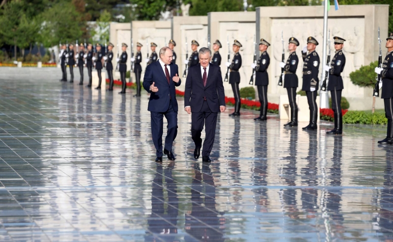 Владимир Путин и Шавкат Мирзиёев посетили мемориальный комплекс «Парк Победы» — фото