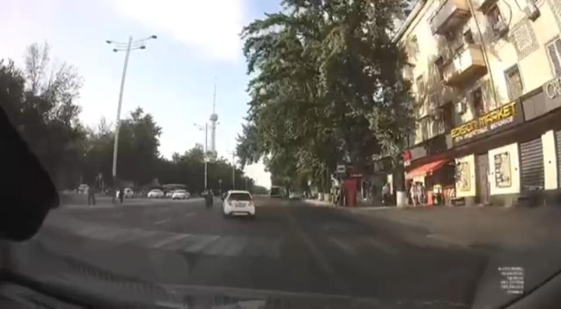 Небанальное ДТП. В Ташкенте водитель Spark догнал скутер и сбил его. Видео