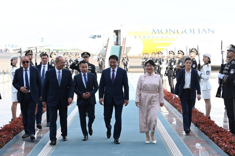 Президент Монголии вместе с супругой прибыл с госвизитом в Узбекистан