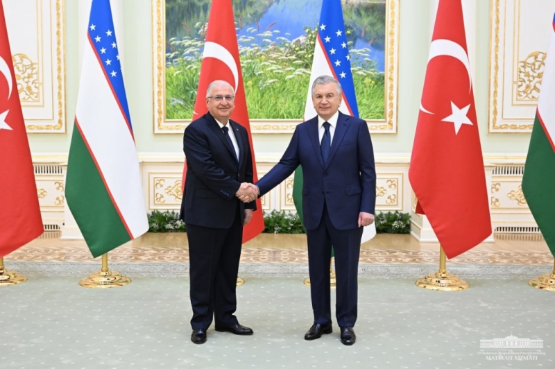 Президент Узбекистана и министр обороны Турции обсудили военное сотрудничество и безопасность