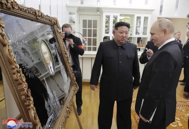 Свой бюст и инкрустированный перламутром портрет получил Путин от Ким Чен Ына (фото)