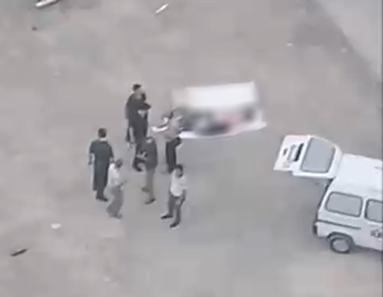 В Андижане подросток спрыгнул с крыши многоэтажки. Видео