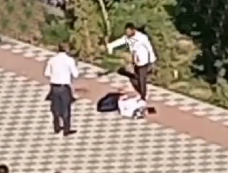 В Карши молодой человек пытался убить ножом девушку, а затем себя. Видео