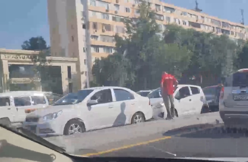 В Ташкенте столкнулись сразу четыре автомобиля. Видео