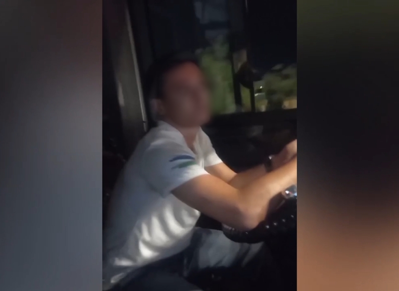 В Ташкенте водитель автобуса назвал провинциалов глупыми и поругался с пассажиркой после ее замечания