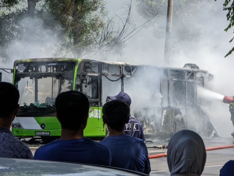 В «Тошшахартрансхизмат» сообщили из-за чего в Сергели загорелся автобус Mercedes-Benz