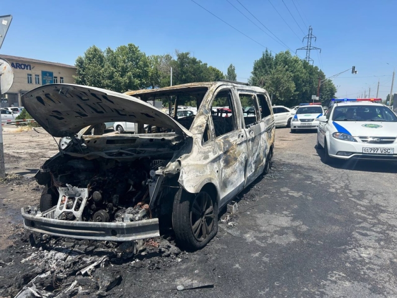 В Учтепинском районе загорелся микроавтобус Mercedes-Benz