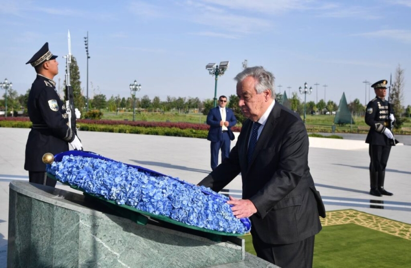Генсек ООН посетил комплекс Хазрати Имам и возложил цветы к монументу Независимости в Ташкенте