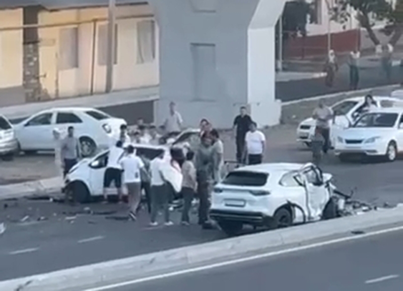 В Ташкенте трое человек пострадали в ДТП. Видео