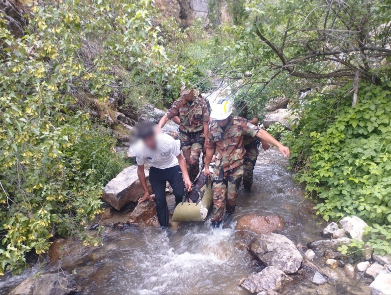 В Ташкентской области спасатели помогли спуститься с гор мужчине, повредившему ногу